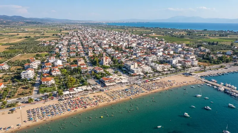 Pogled iz vazduha na Epanomi, Solunska regija, Grčka — odredište kombi prevoza iz Srbije