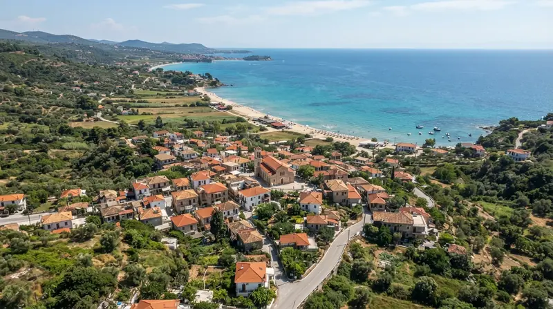Pogled iz vazduha na Kalandru, Kasandra, Grčka — odredište kombi prevoza iz Srbije