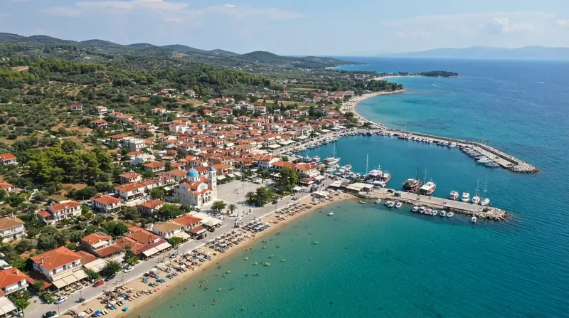 Pogled iz vazduha na Nea Skioni, Kasandra, Grčka — odredište kombi prevoza iz Srbije