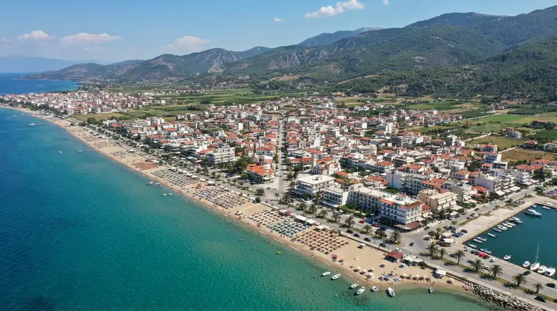 Pogled iz vazduha na Nea Vrasnu, Solunska regija, Grčka — odredište kombi prevoza iz Srbije