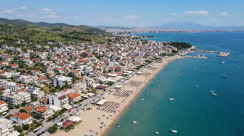 Pogled iz vazduha na Pereju, Solunska regija, Grčka — odredište kombi prevoza iz Srbije