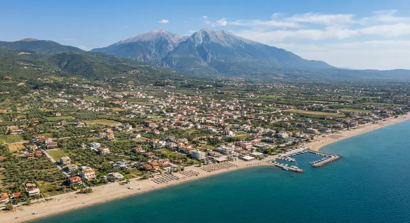 Pogled iz vazduha na Plaka Litohoro, Olimpska rivijera, Grčka — odredište kombi prevoza iz Srbije
