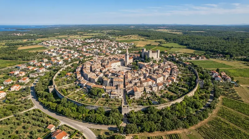 Pogled iz vazduha na Bale, Istra, Hrvatska — odredište kombi prevoza iz Srbije