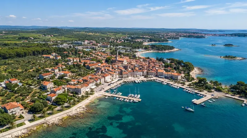 Pogled iz vazduha na Funtanu, Istra, Hrvatska — odredište kombi prevoza iz Srbije