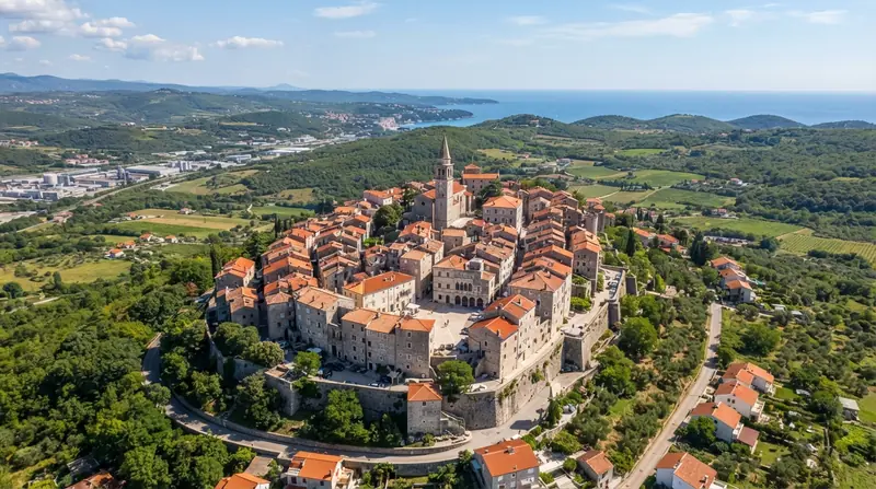 Pogled iz vazduha na Labin, Istra, Hrvatska — odredište kombi prevoza iz Srbije