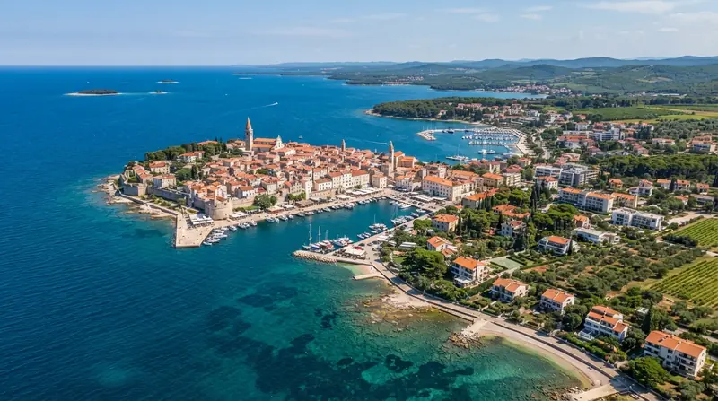 Pogled iz vazduha na Novigrad, Istra, Hrvatska — odredište kombi prevoza iz Srbije