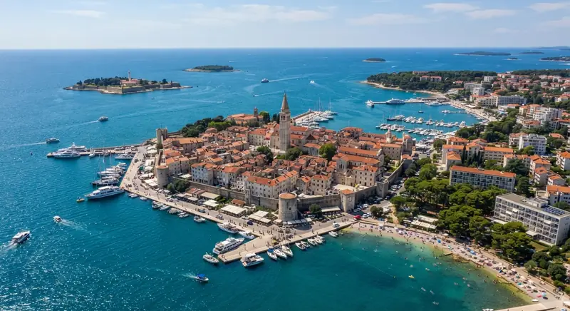 Pogled iz vazduha na Poreč, Istra, Hrvatska — odredište kombi prevoza iz Srbije