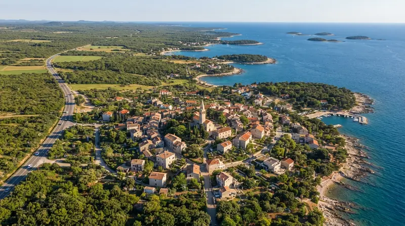 Pogled iz vazduha na Premanturu, Istra, Hrvatska — odredište kombi prevoza iz Srbije