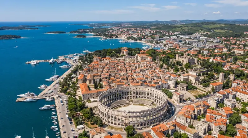 Pogled iz vazduha na Pulu, Istra, Hrvatska — odredište kombi prevoza iz Srbije