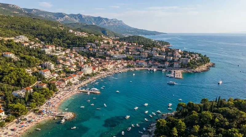Pogled iz vazduha na Rabac, Istra, Hrvatska — odredište kombi prevoza iz Srbije