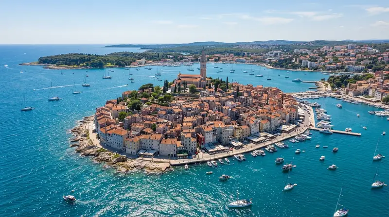 Pogled iz vazduha na Rovinj, Istra, Hrvatska — odredište kombi prevoza iz Srbije