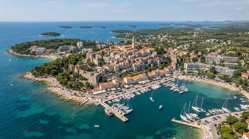 Pogled iz vazduha na Vrsar, Istra, Hrvatska — odredište kombi prevoza iz Srbije