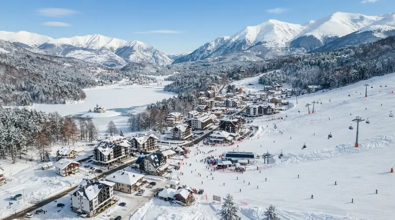Zimski pogled iz vazduha na skijalište Mavrovo, Mavrovo / Polog region, Severna Makedonija — odredište kombi prevoza iz Srbije
