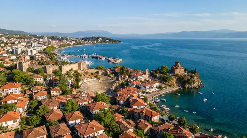 Pogled iz vazduha na Ohrid, Ohridsko jezero, Severna Makedonija — odredište kombi prevoza iz Srbije