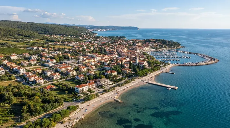 Pogled iz vazduha na Ankaran, Slovenačka obala, Slovenija — odredište kombi prevoza iz Srbije