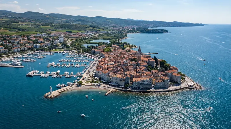 Pogled iz vazduha na Izolu, Slovenačka obala, Slovenija — odredište kombi prevoza iz Srbije