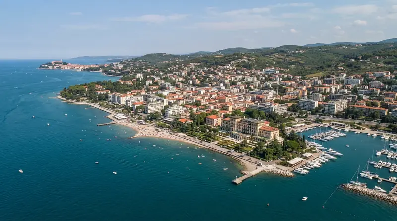 Pogled iz vazduha na Portorož, Slovenačka obala, Slovenija — odredište kombi prevoza iz Srbije