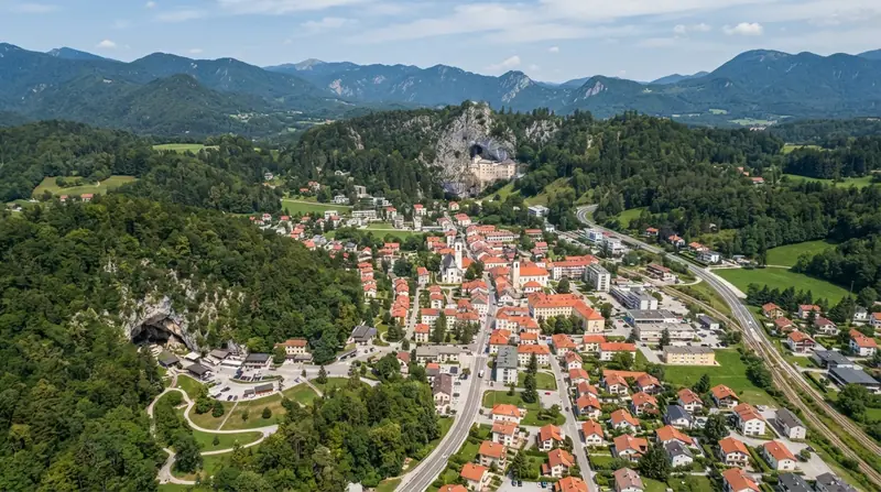 Pogled iz vazduha na Postojnu, Centralna Slovenija, Slovenija — odredište kombi prevoza iz Srbije