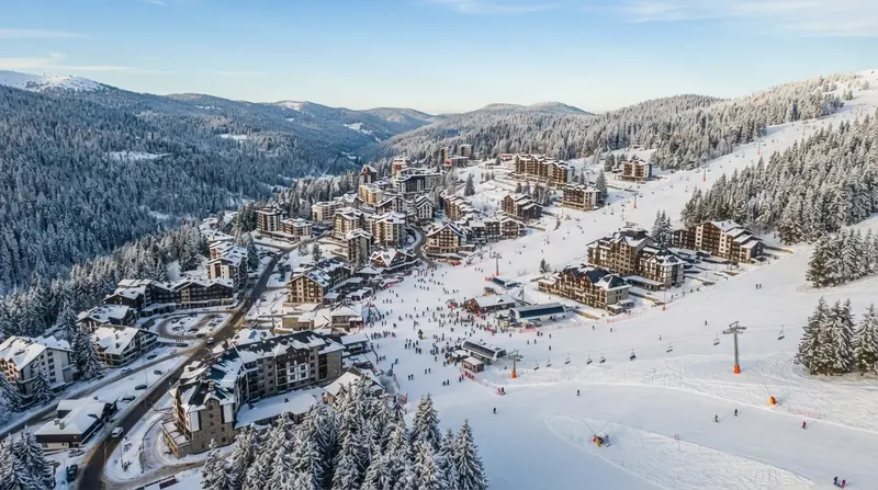 Zimski pogled iz vazduha na skijalište Kopaonik, Šumadija i zapadna Srbija, Srbija — odredište kombi prevoza iz Srbije