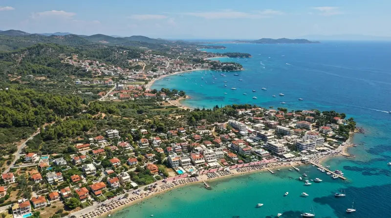 Pogled iz vazduha na region Kasandra, Grčka — kombi prevoz iz Srbije do Kasandre
