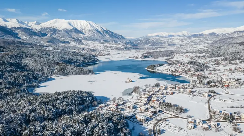 Pogled iz vazduha na region Mavrovo / Polog region, Severna Makedonija — kombi prevoz iz Srbije do Mavrovo / Polog region
