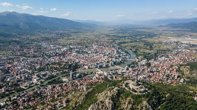 Pogled iz vazduha na region Skopski region, Severna Makedonija — kombi prevoz iz Srbije do Skopskog regiona