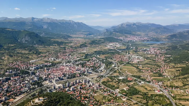 Pogled iz vazduha na naselje u Severnoj Makedoniji — kombi prevoz za Severnu Makedoniju